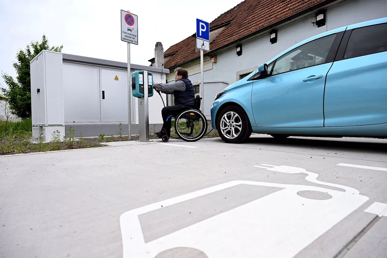 Mehr behindertenfreundliche E-Ladesäulen in Bayern