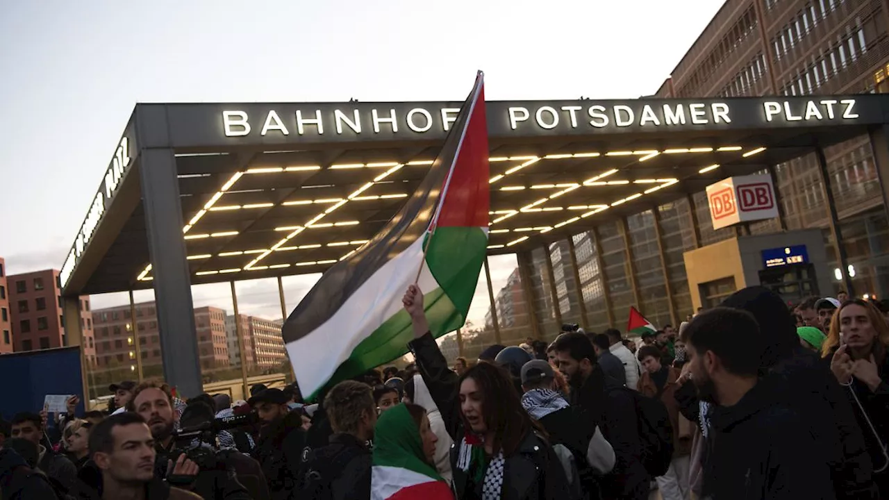 Festnahmen am Potsdamer Platz: Berliner Polizei löst Palästinenser-Demo auf