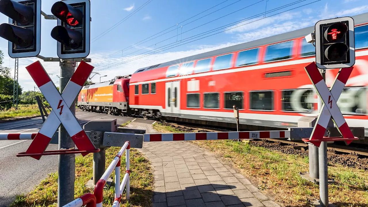 Tödlicher Unfall an Bahnübergang: Zug erfasst 20-Jährigen, der aufs Handy schaute