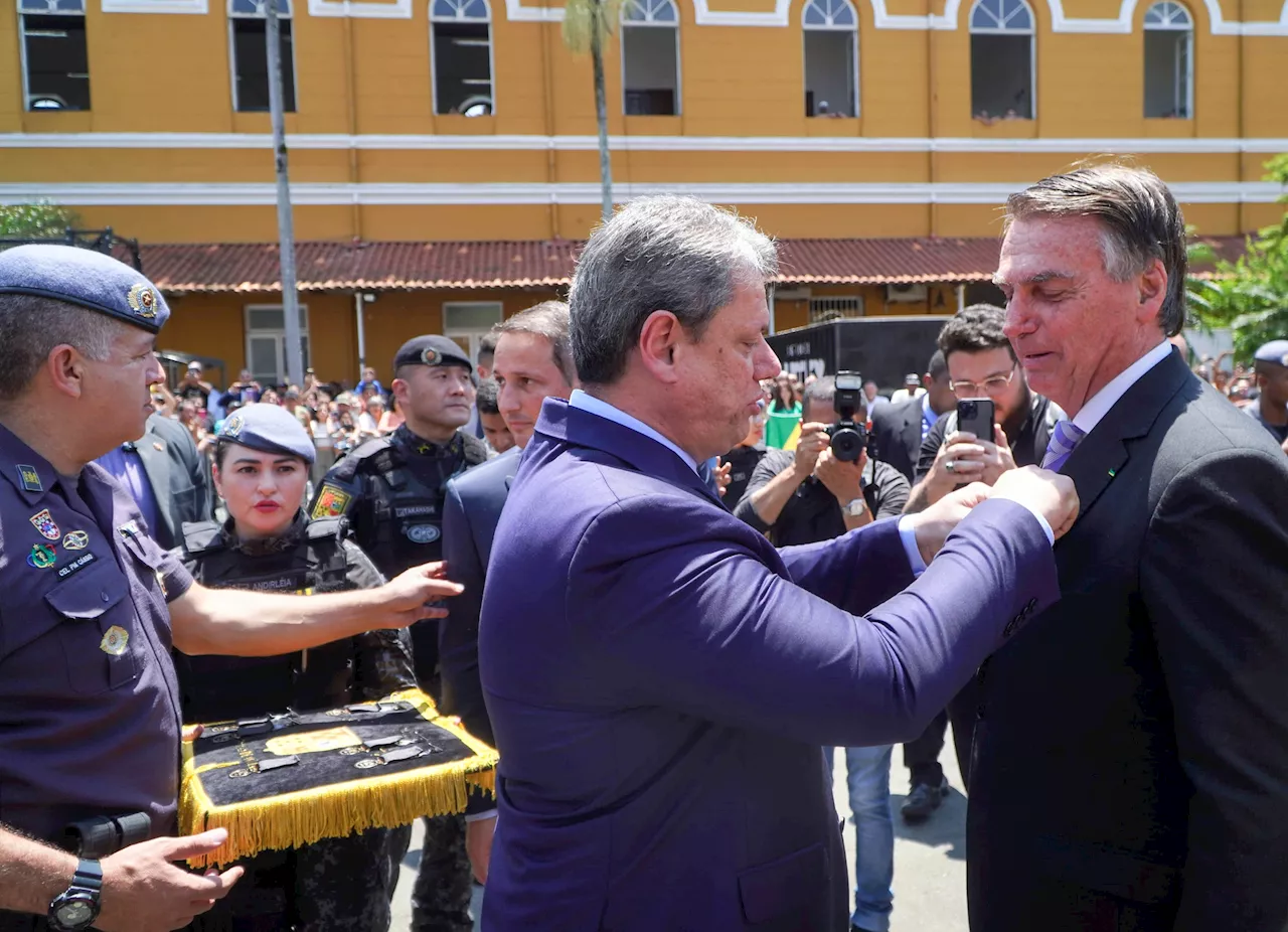 Tarcísio de Freitas dá medalha a Bolsonaro em evento da Rota