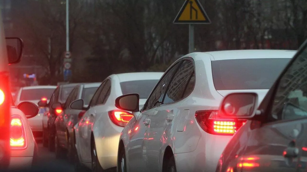 Un rassemblement illégal de 1 300 voitures bloque la circulation pendant des heures à La Défense