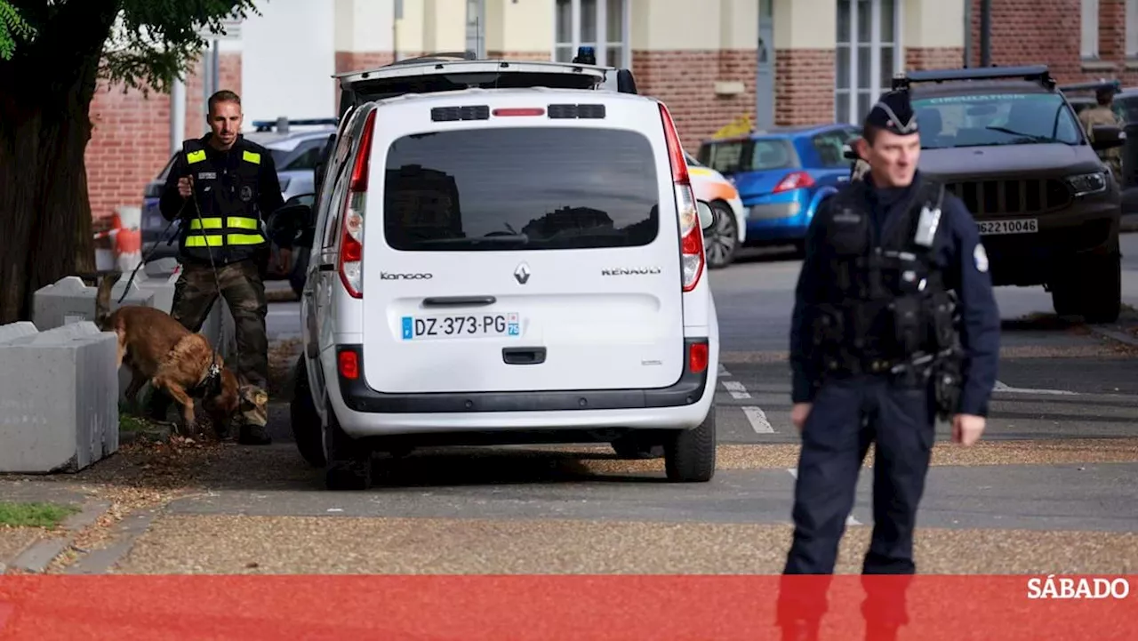 Escola em França onde professor foi assassinado evacuada devido a ameaça de bomba