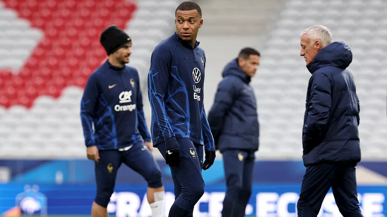 France-Écosse: la grimace de Mbappé en découvrant l'état de la pelouse à Pierre-Mauroy