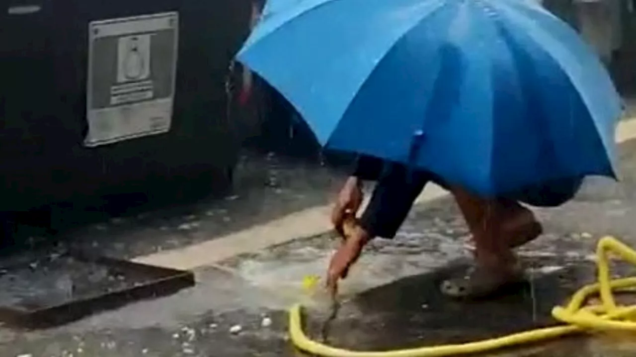 Maltempo, piove e Ostia si allaga: residenti sturano tombini. Fiume d'acqua per le strade