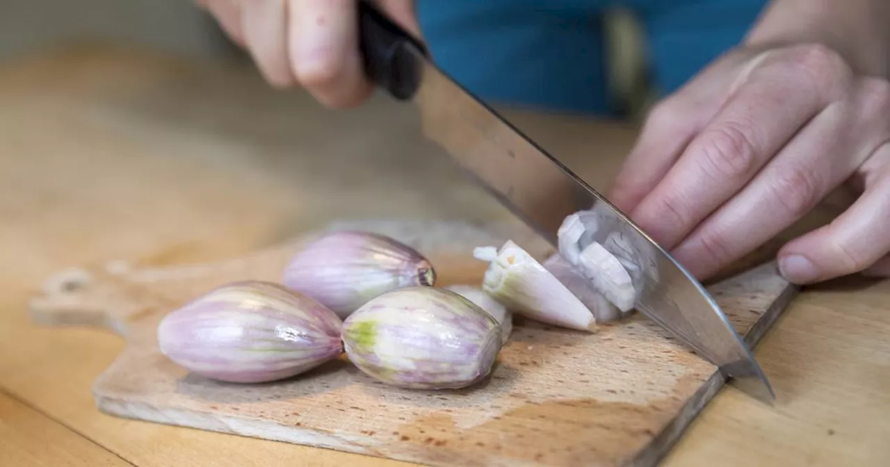 Zwiebel schneiden: Mit diesen Tipps fließen keine Tränen