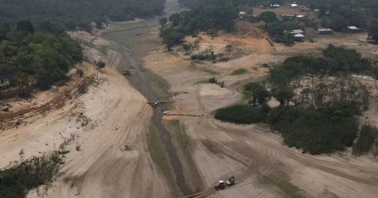 Rio Negro, em Manaus, enfrenta a pior seca da história e cidades ficam isoladas