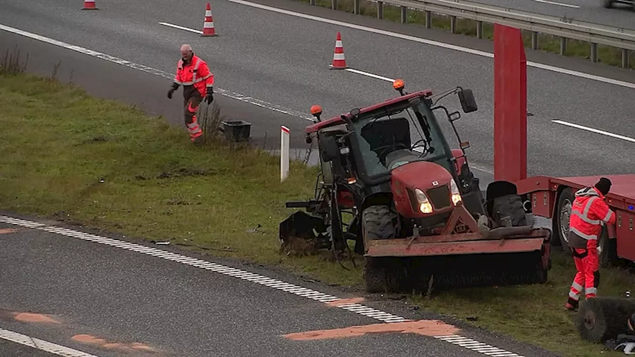 Motorvej genåbnet efter uheld: To på sygehuset efter traktoruheld