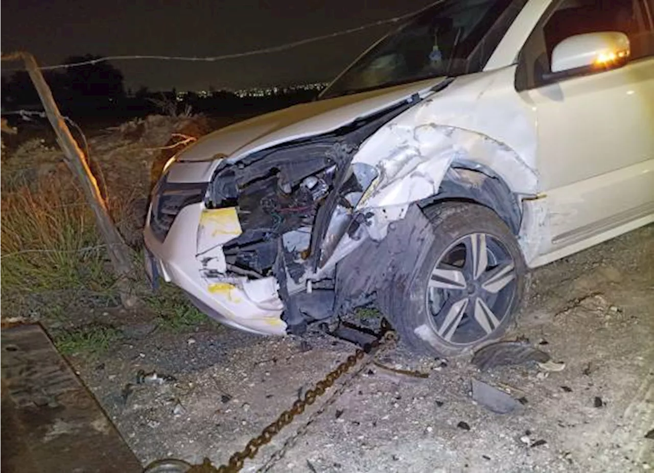 Coreano dormita al volante y sale del camino, al norte de Saltillo; no hubo lesionados