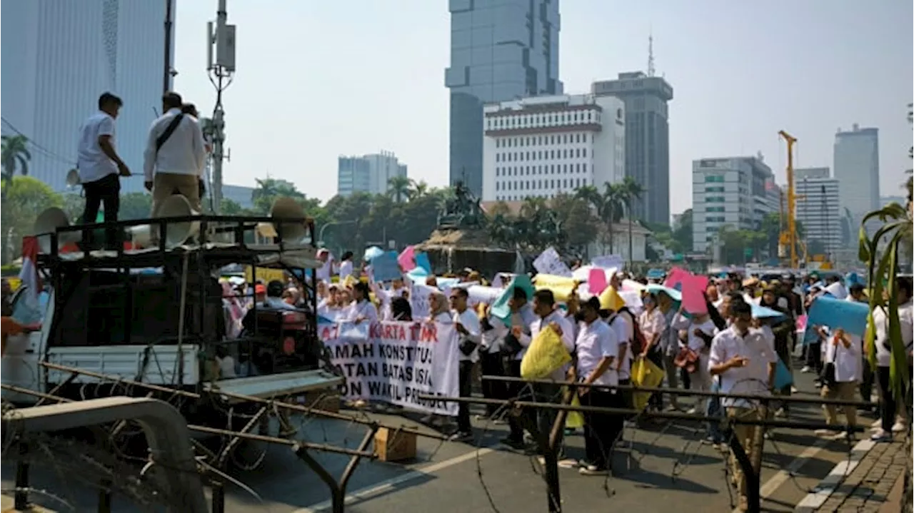 Massa Gelar Aksi di Sekitaran Patung Kuda Jelang Putusan Batas Usia Capres Cawapres