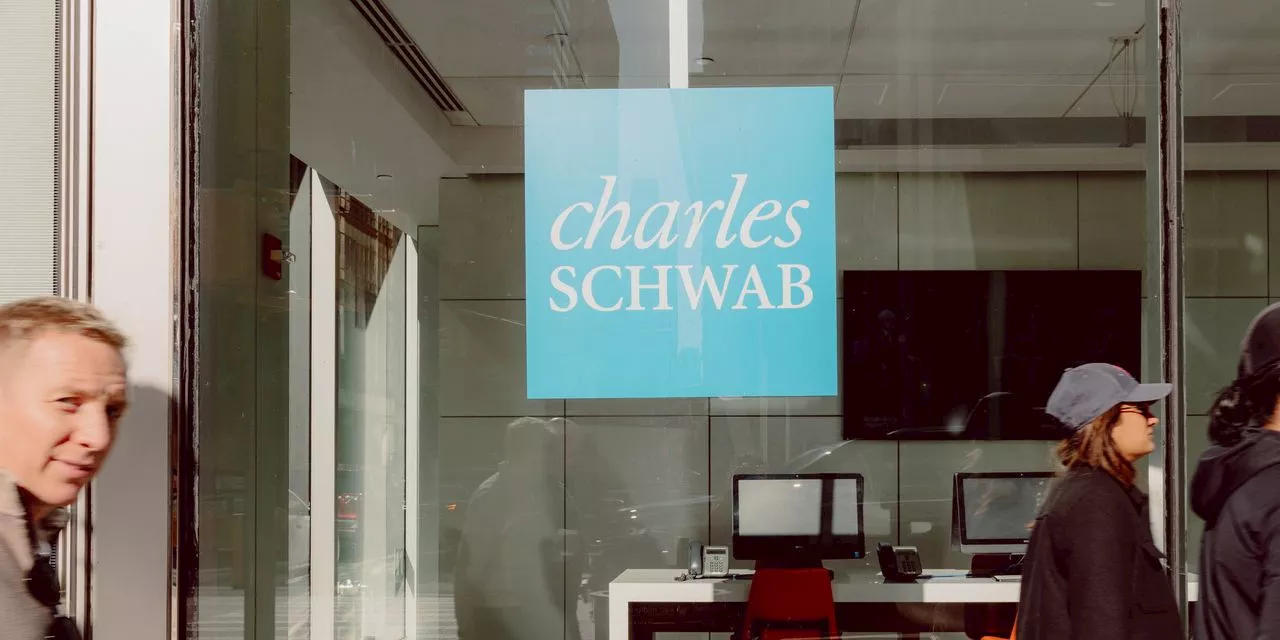 Schwab Sees Potential Inflection Point to Cash Outflows