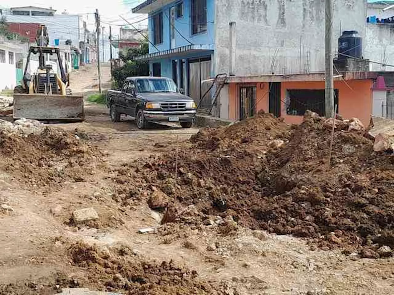 Expone lector riesgos y lentitud en pavimentación de calle en colonia Los Prados, Xalapa