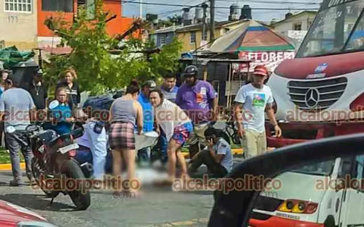 Un muerto al chocar autobús con jóvenes en moto, en Veracruz Puerto