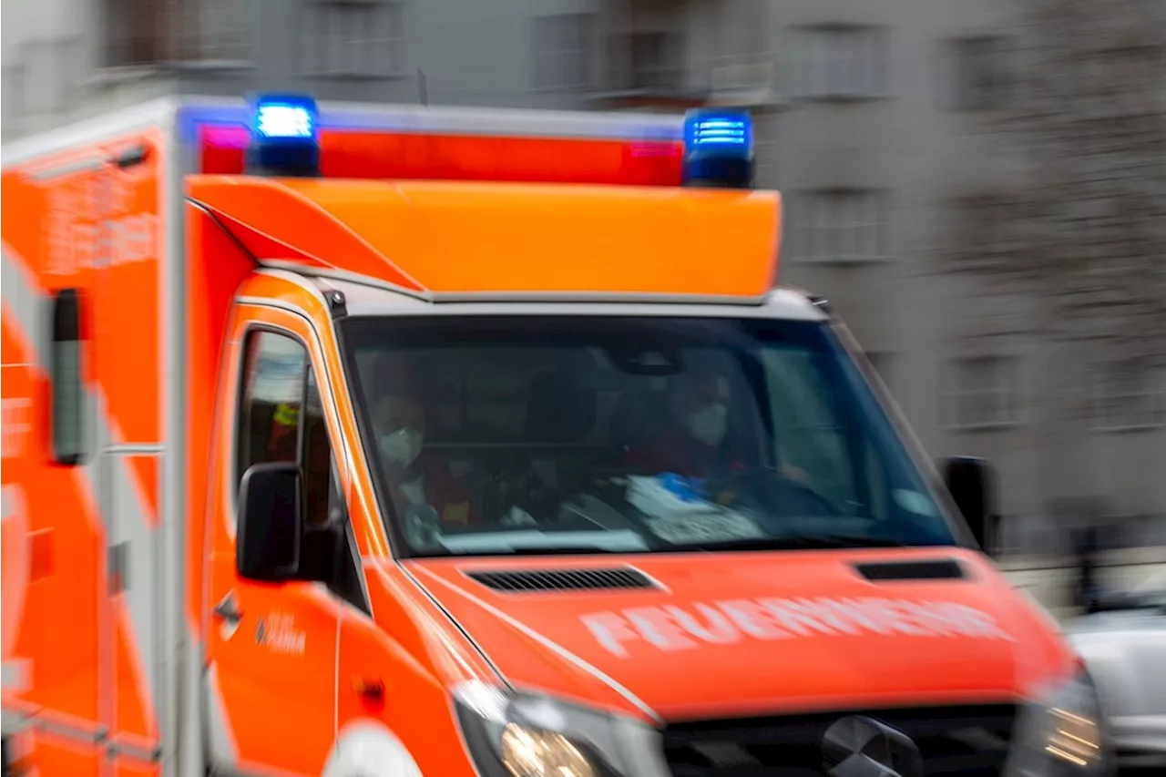 Unfall in Berlin-Mitte: Vater mit Töchtern auf Lastenrad von Auto angefahren