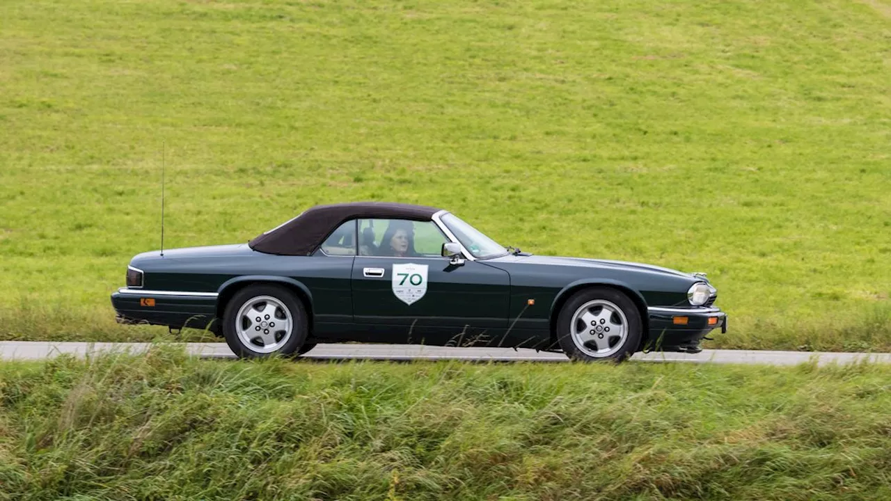 Unfall in Baden-Württemberg: Oldtimer fliegt 30 Meter über Kreisverkehr