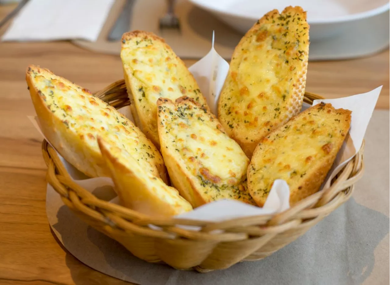 10 Restaurant Chains That Serve the Best Garlic Bread