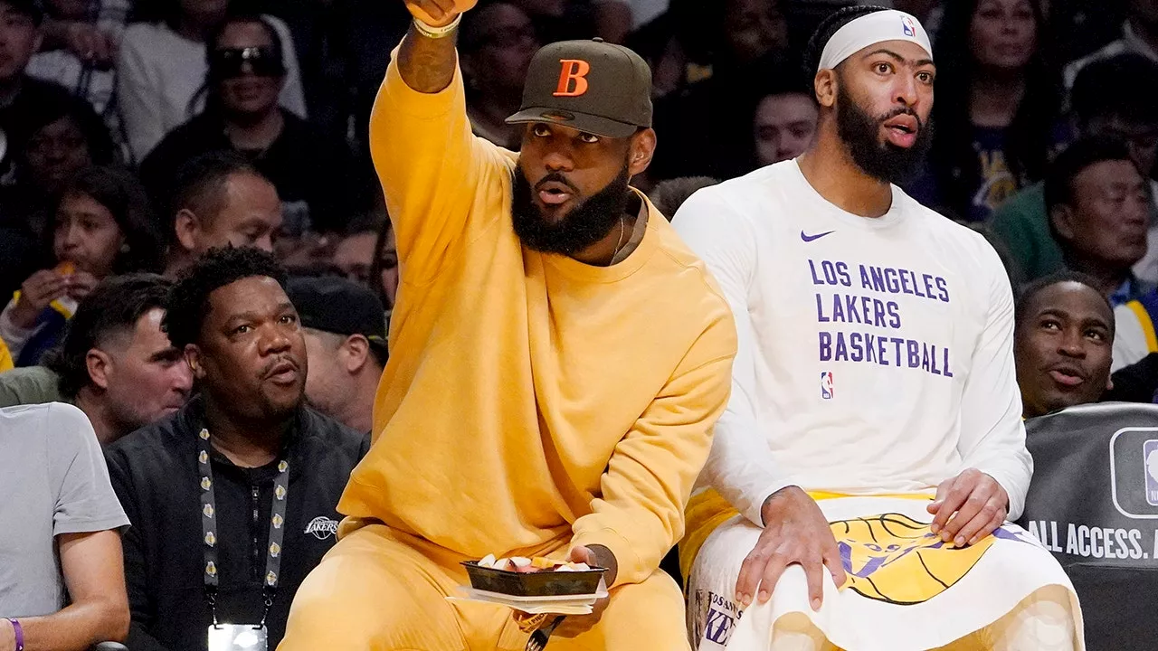 Lakers great ‘didn’t like’ LeBron James eating on bench during preseason game