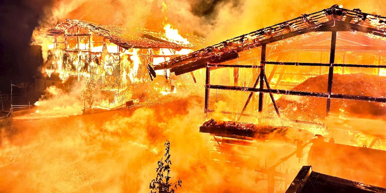 Großeinsatz in Tirol – Bauernhof geht in Flammen auf