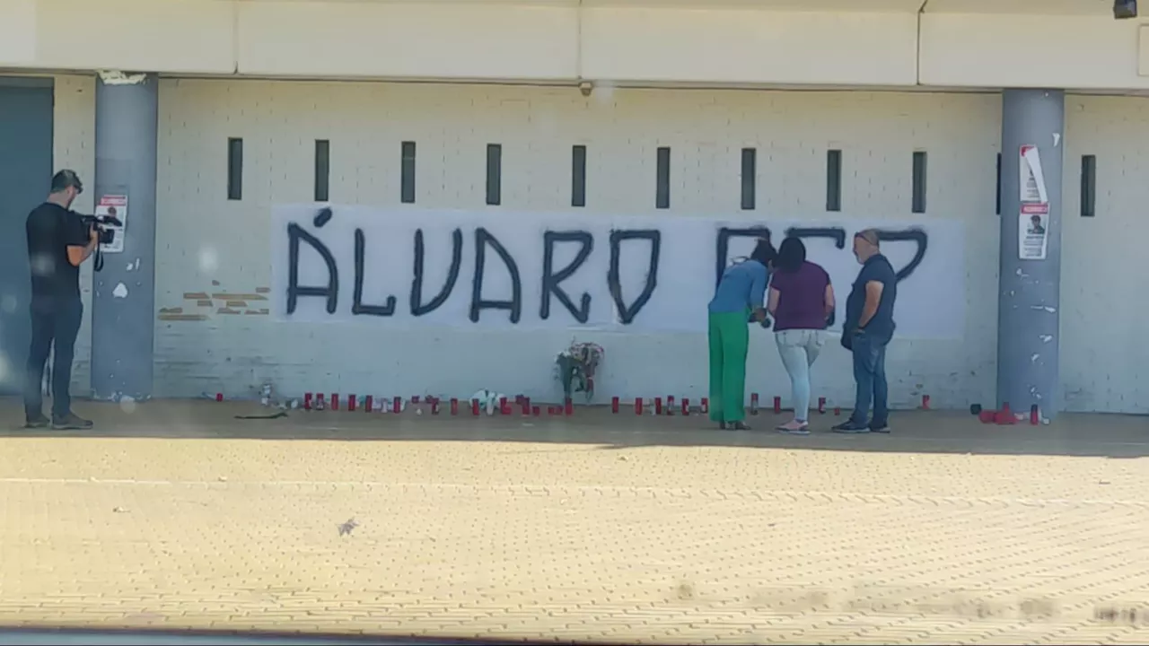 La puerta 00 del Nuevo Arcángel, el altar para la memoria de Álvaro improvisado por los aficionados del Córdob