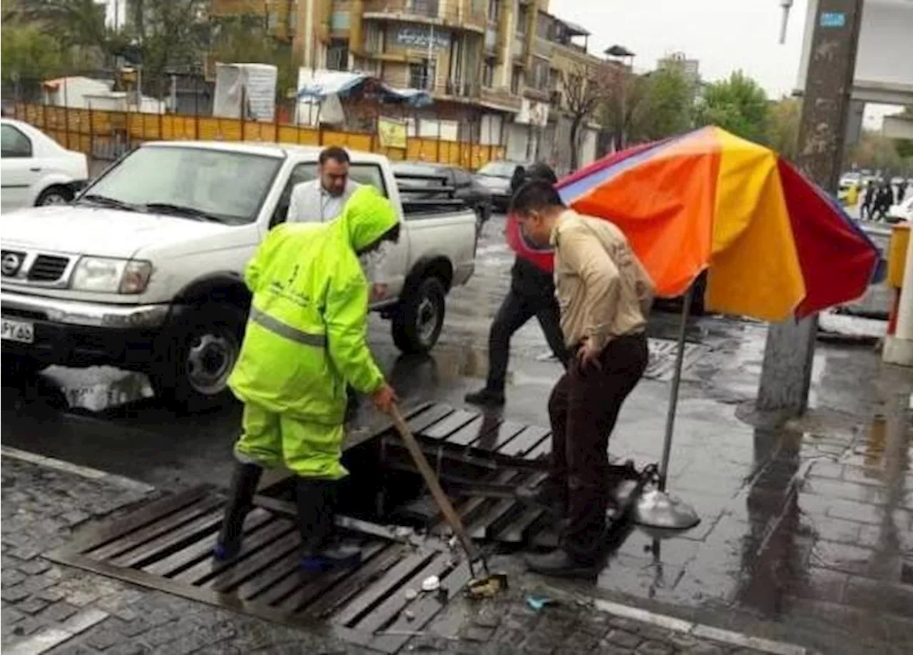 فعالیت کارگران در۷۰ متری زیرزمین برای خروج زباله‌ها از کانالها