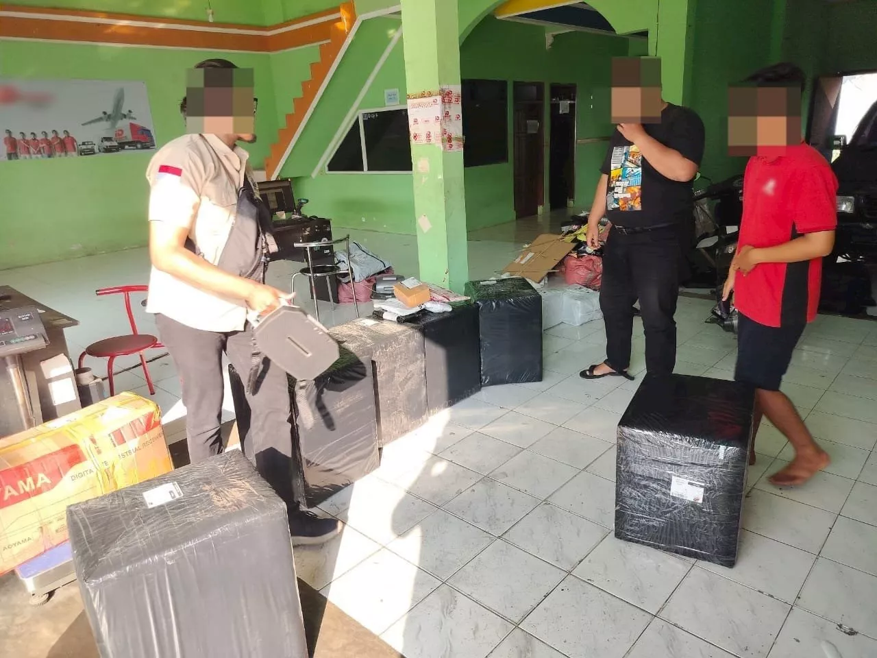 Periksa Jasa Ekspedisi, Bea Cukai Gagalkan Pengiriman Rokok Ilegal di Malang