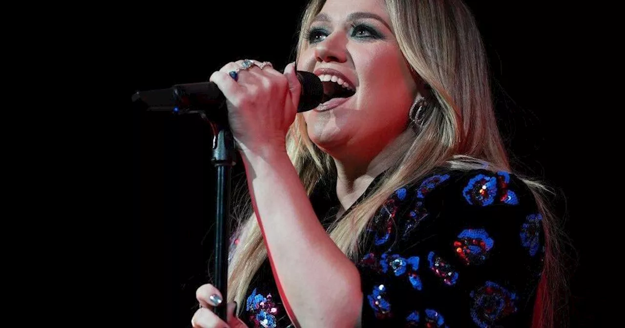 Kelly Clarkson thanks her mum for making her write down her ‘bottled up’ feelings