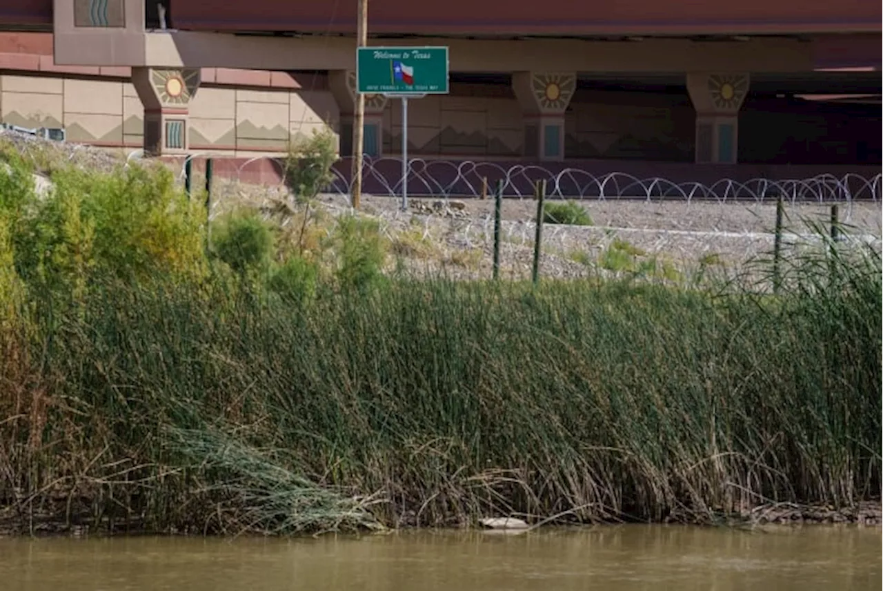 Texas strings concertina wire along New Mexico border to deter migrants