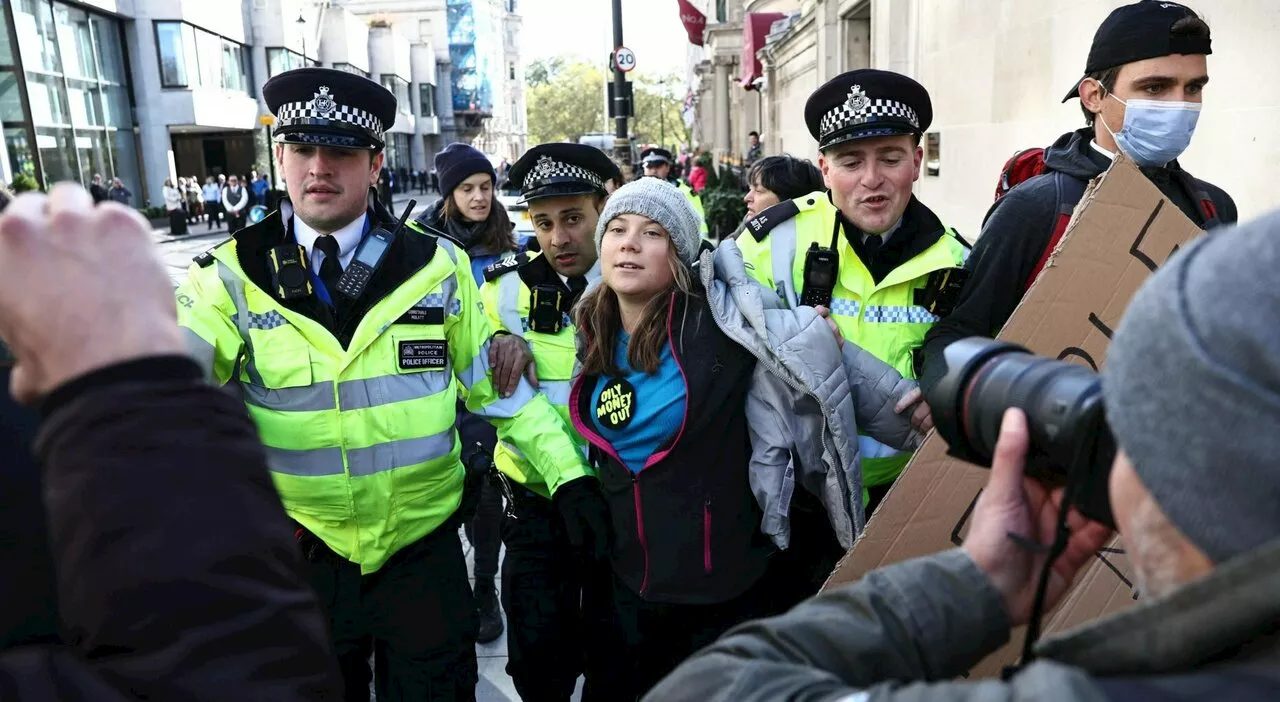 Greta Thunberg arrestata a Londra: le immagini mostrano gli agenti trascinare via l'attivista