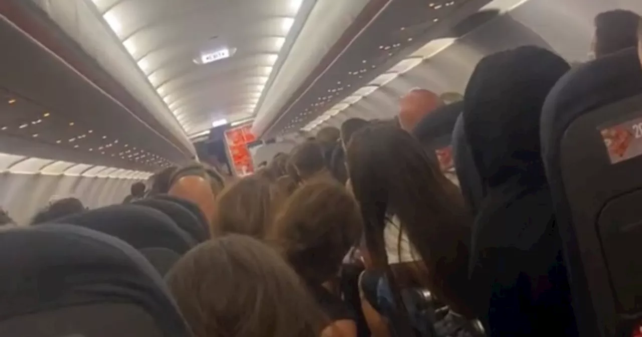 Easyjet, &#034;feci sul pavimento&#034;: orrore a bordo, l&#039;aereo non decolla