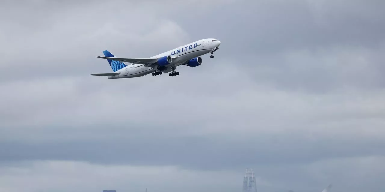 United Airlines' stock falls after bleak outlook for end of the year