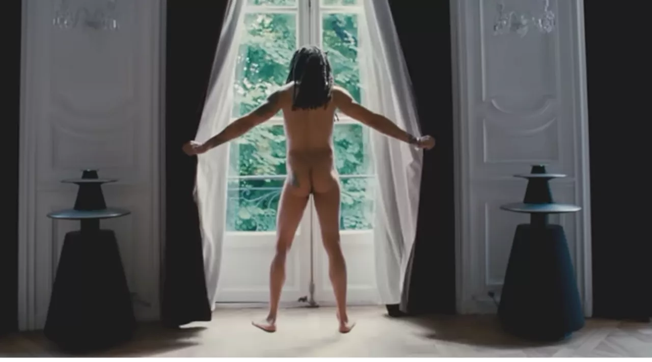 Lenny Kravitz si spoglia nell'ultimo videoclip, guarda il suo nudo integrale