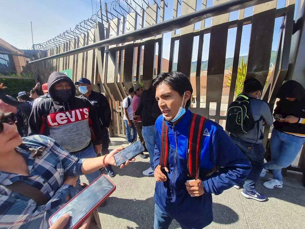 Egresados de la Normal de Ayotzinapa exigen plazas al gobierno de Guerrero