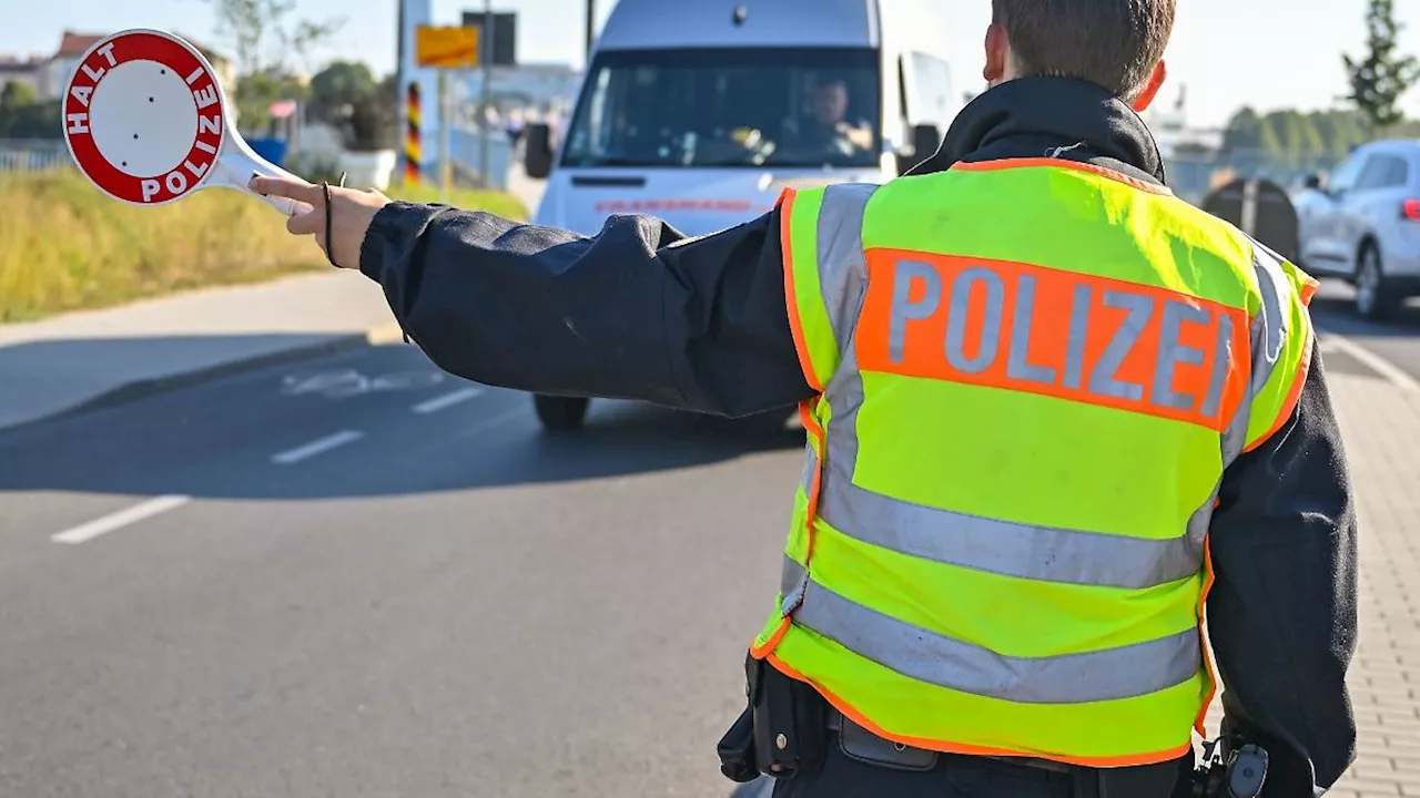 Bayern: Viele Schleusungen: Polizei hält 13 Migranten auf