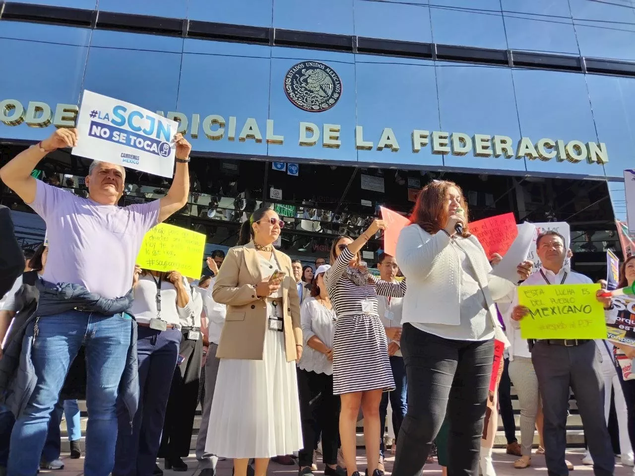 “Defenderemos al Poder Judicial Federal“: trabajadores protestan en Guanajuato por recortes de AMLO