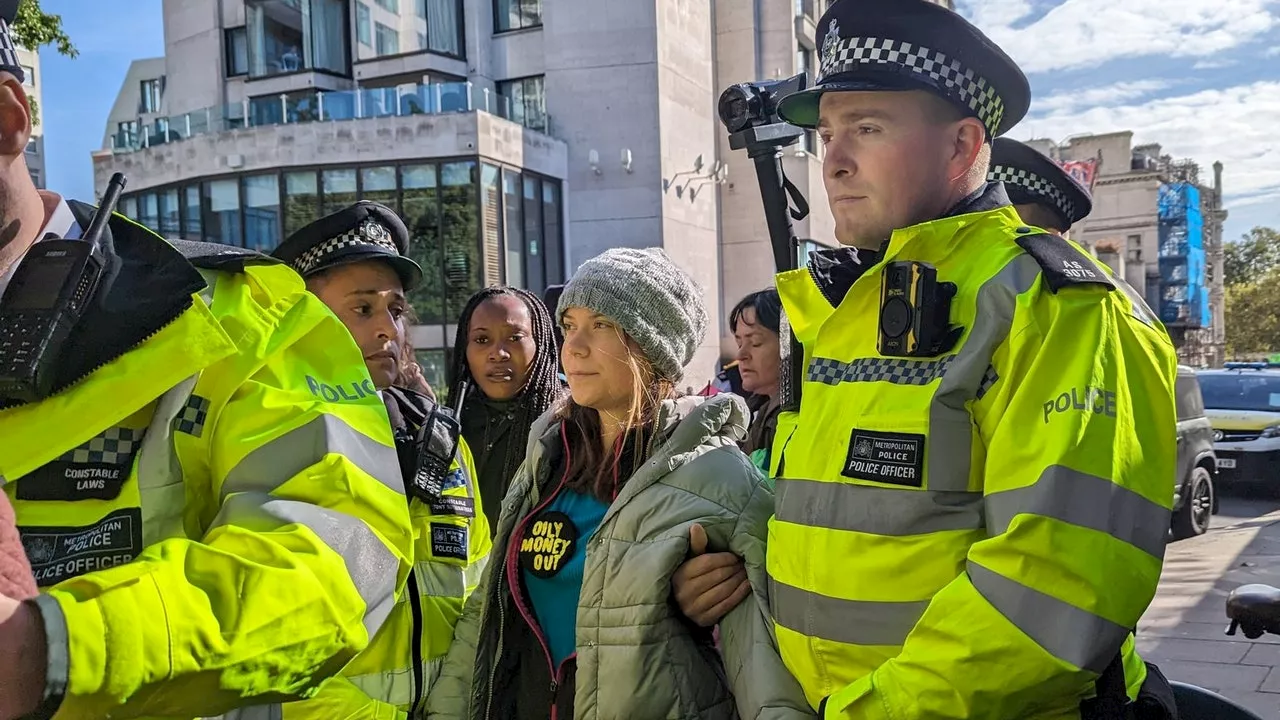 Vuelven a detener a Greta Thunberg durante una protesta contra los combustibles fósiles en Londres