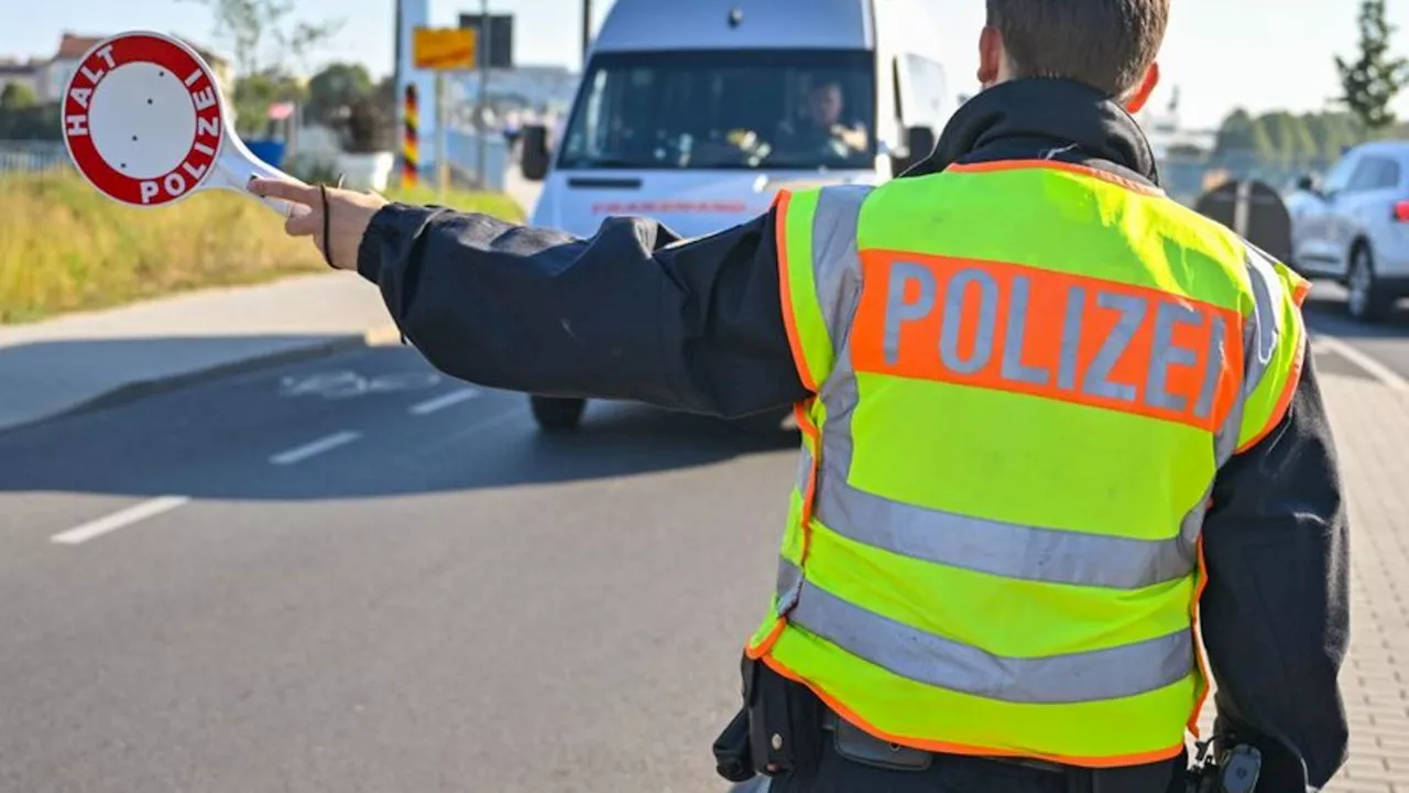 Grenzkontrolle: Viele Schleusungen: Polizei hält 13 Migranten auf