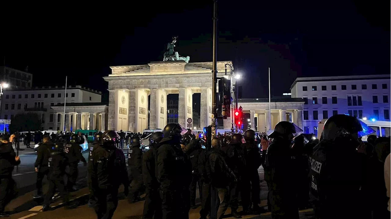 Nach Angriff auf Krankenhaus in Gaza: Hunderte Menschen bei spontaner pro-palästinensischer Kundgebung in Berlin-Mitte