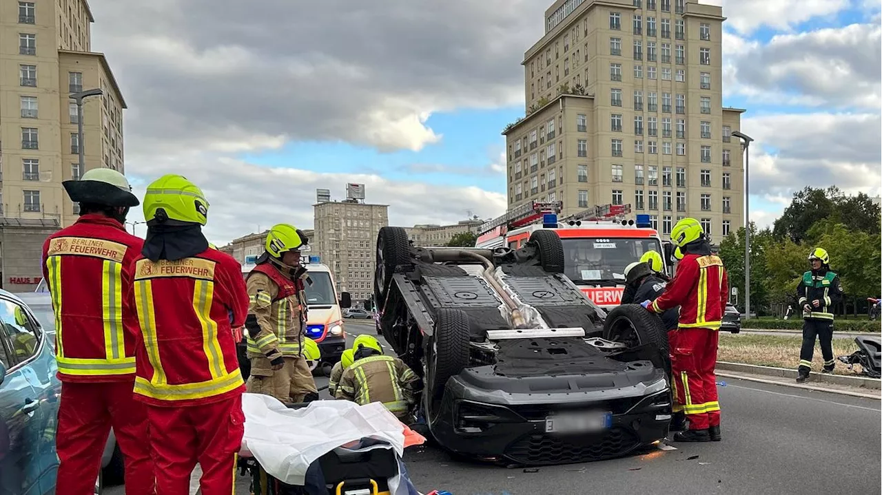 Unfall in Berlin-Mitte: Auto überschlägt sich – Karl-Marx-Allee anderthalb Stunden lang gesperrt