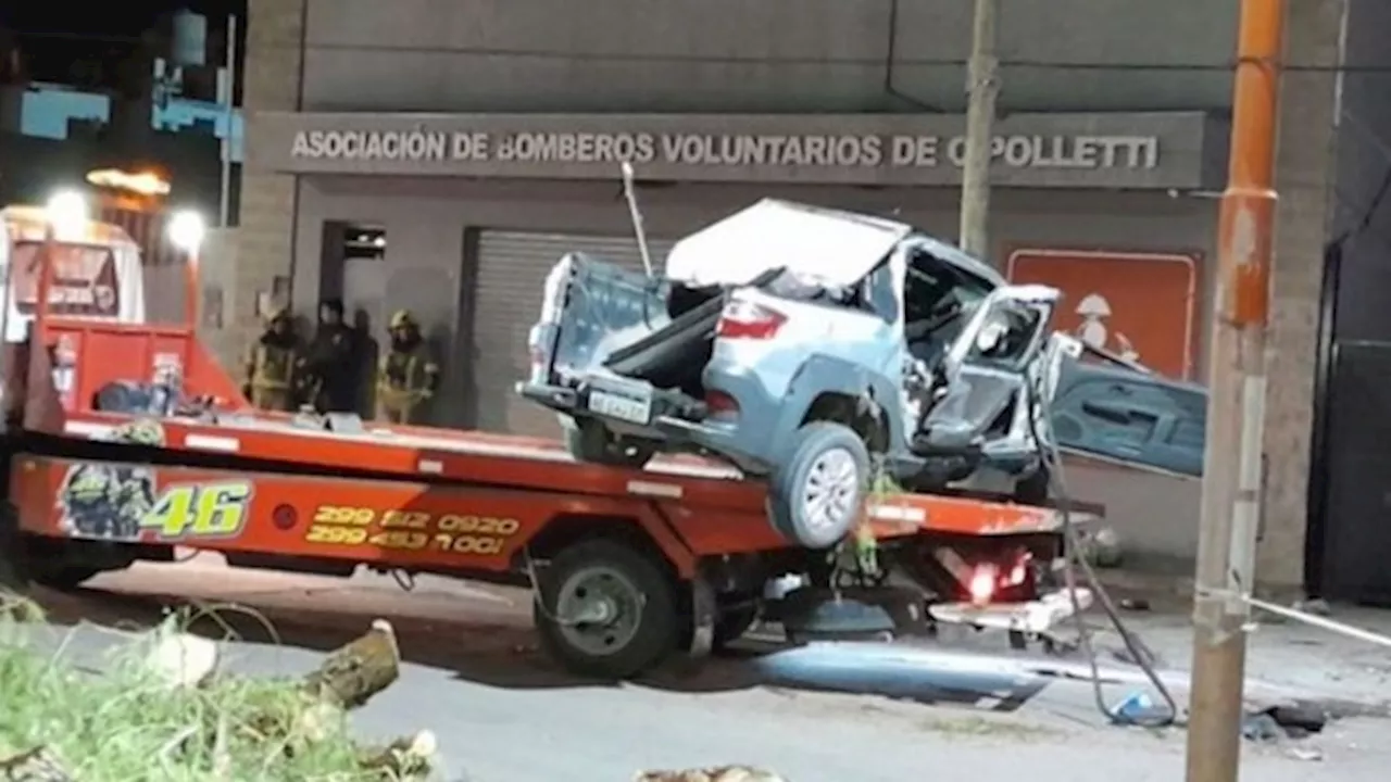 Tres jóvenes murieron al embestir un poste y un árbol en Cipolletti