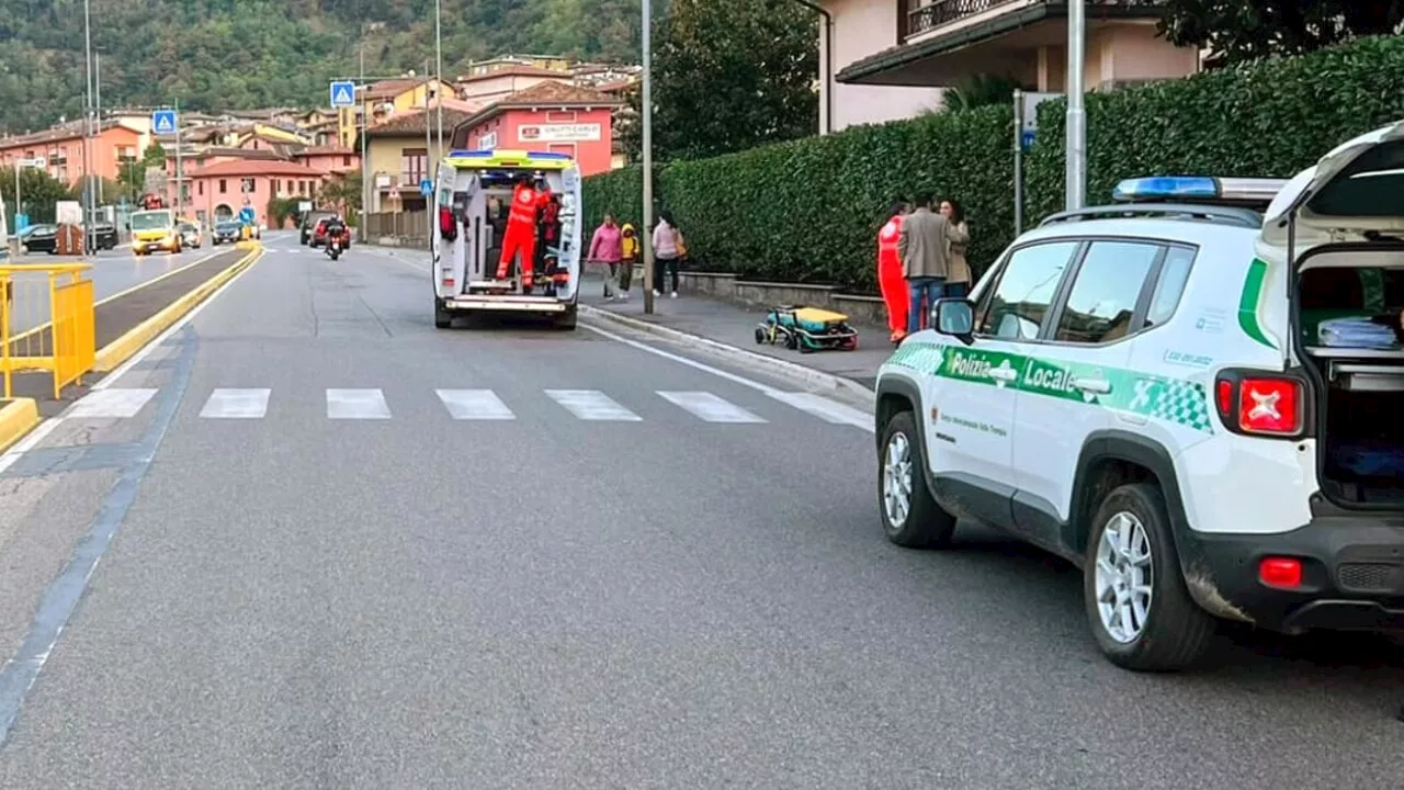 Attraversa sulle strisce pedonali: bambino investito da un'auto in sorpasso