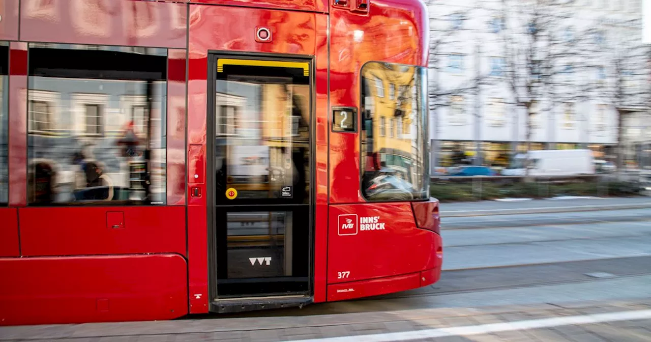 Straßenbahn fuhr los, bevor er sich hingesetzt hatte: 73-Jähriger in Innsbruck schwer verletzt