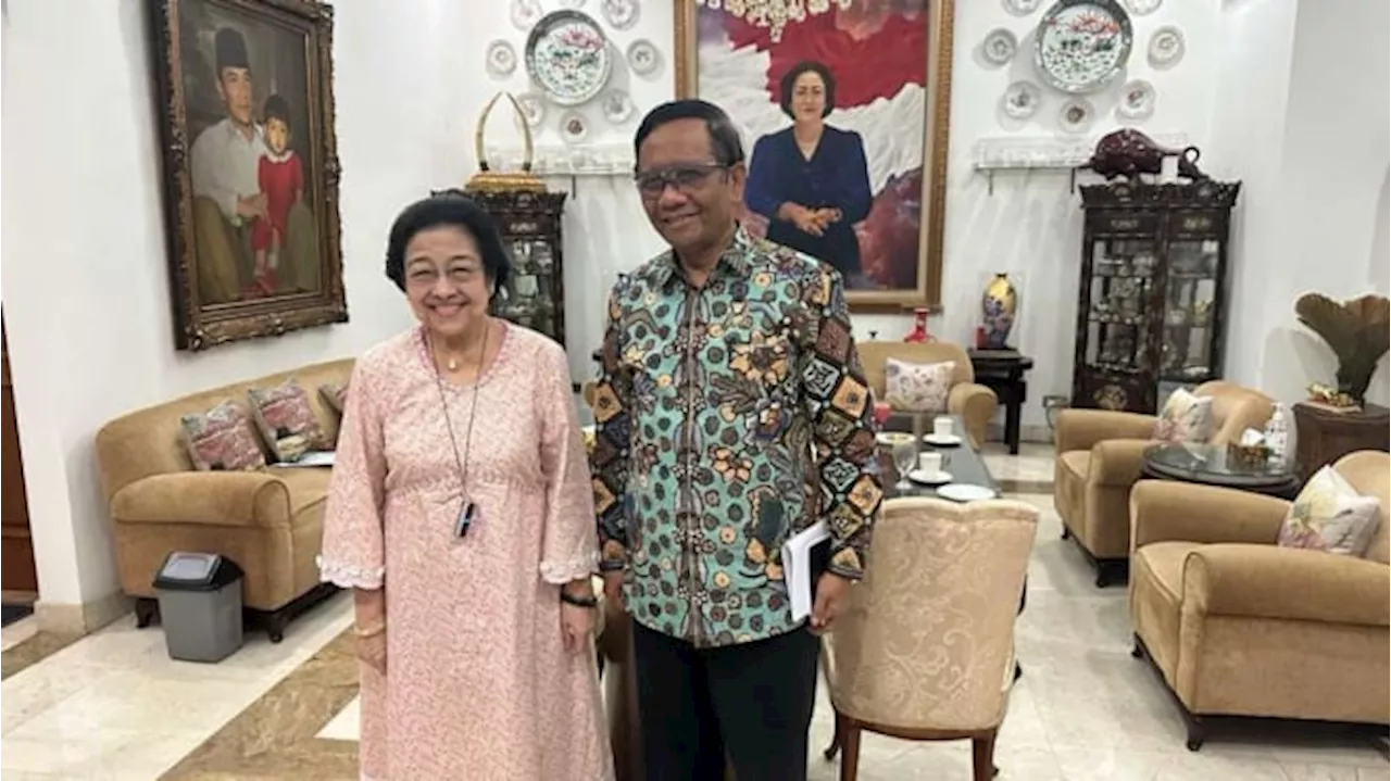 Beredar Foto Momen Megawati Tersenyum Lebar Berfoto dengan Mahfud MD