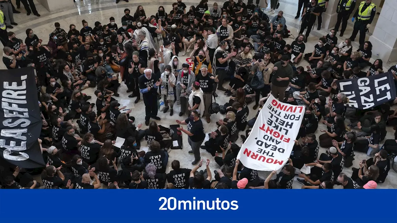 Manifestantes judíos se congregan en el interior del complejo del Capitolio en defensa de Gaza