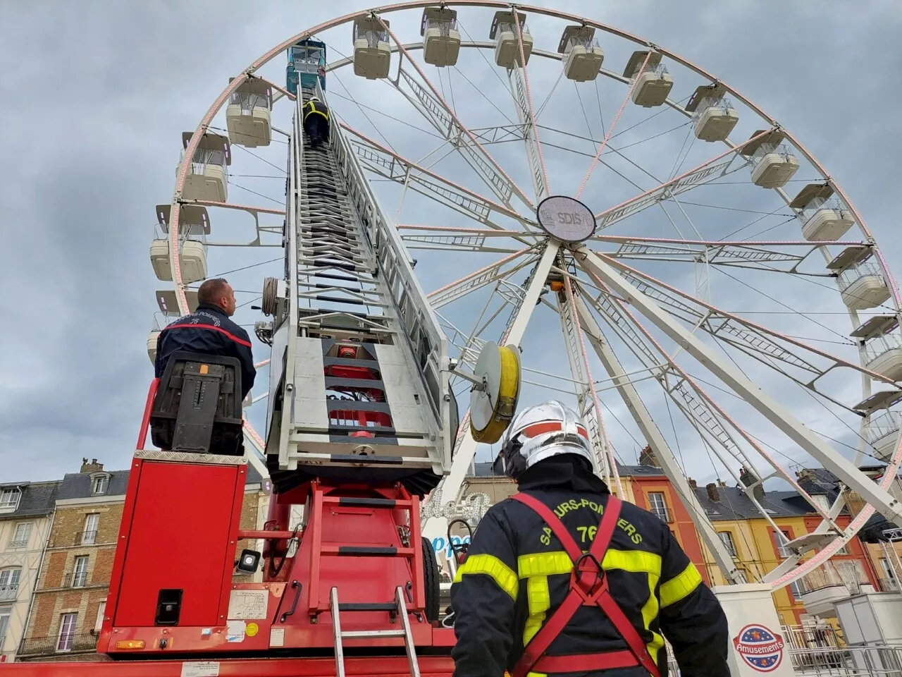 Les pompiers déploient les échelles sur la grande roue de Dieppe | Les Informations Dieppoises