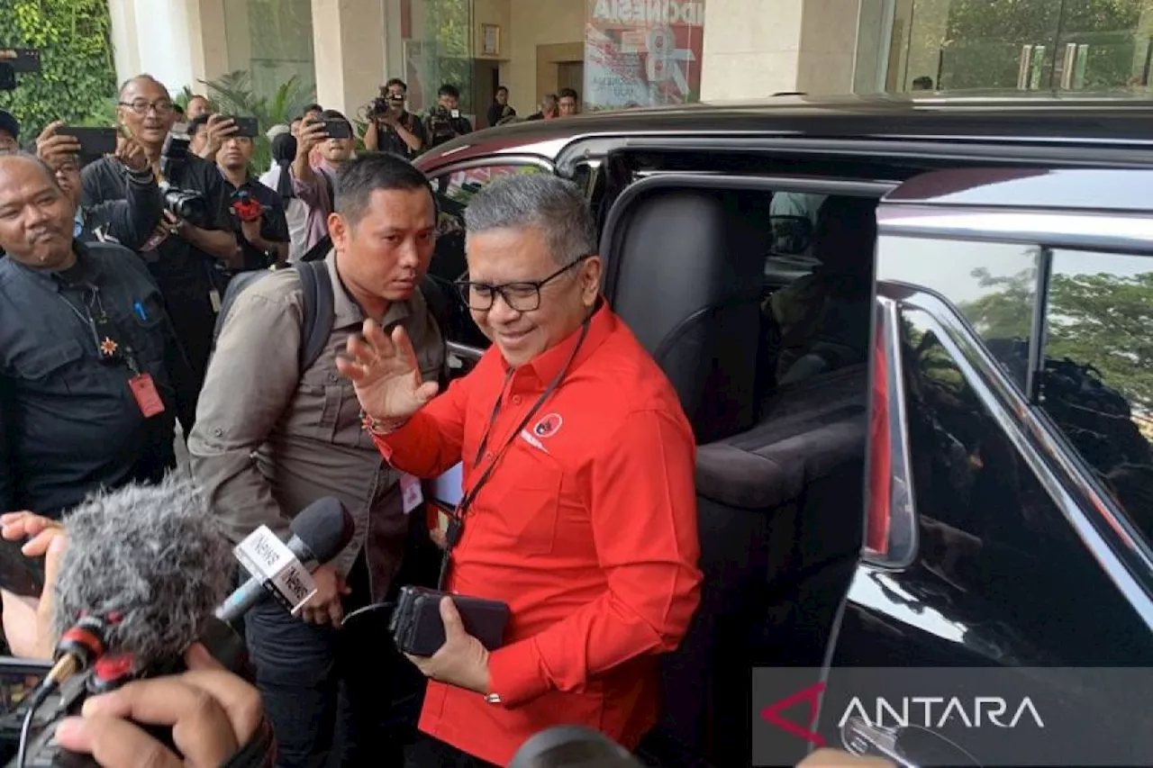 Hasto tegaskan Gibran tetap kader PDIP