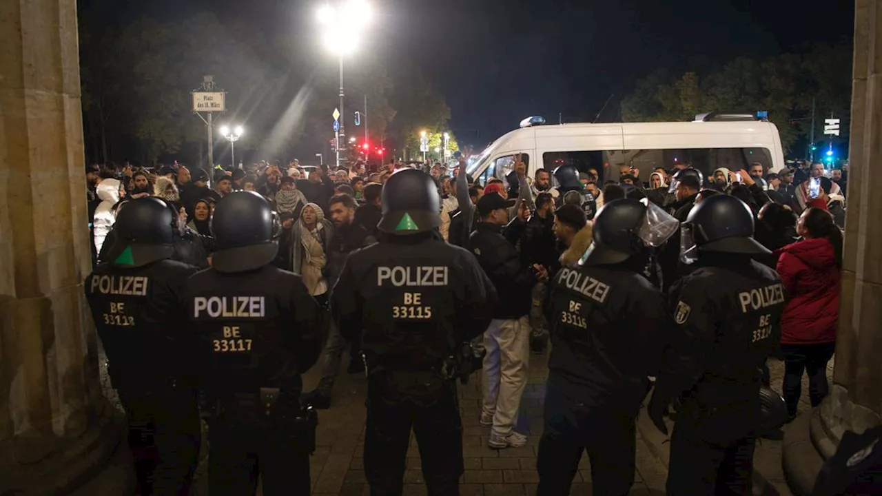 Pro-Palästina-Demo in Berlin: Brennende Barrikaden und Steinwürfe auf Polizei in Neukölln