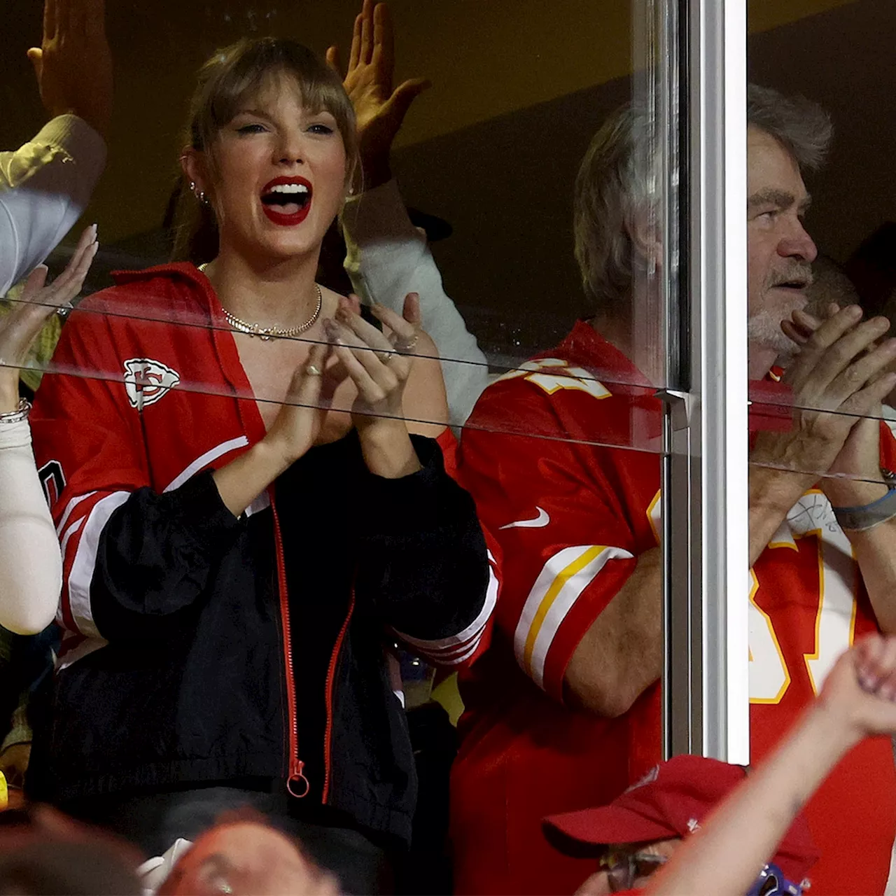 Travis Kelce Hilariously Reacts to Taylor Swift’s NFL Moment With His Dad Ed Kelce