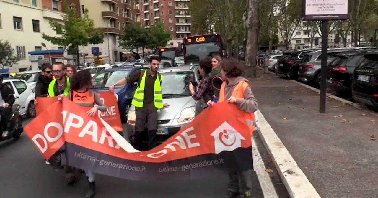 Ambiente, gli attivisti di Ultima Generazione bloccano il traffico di fronte al tribunale di Roma –…