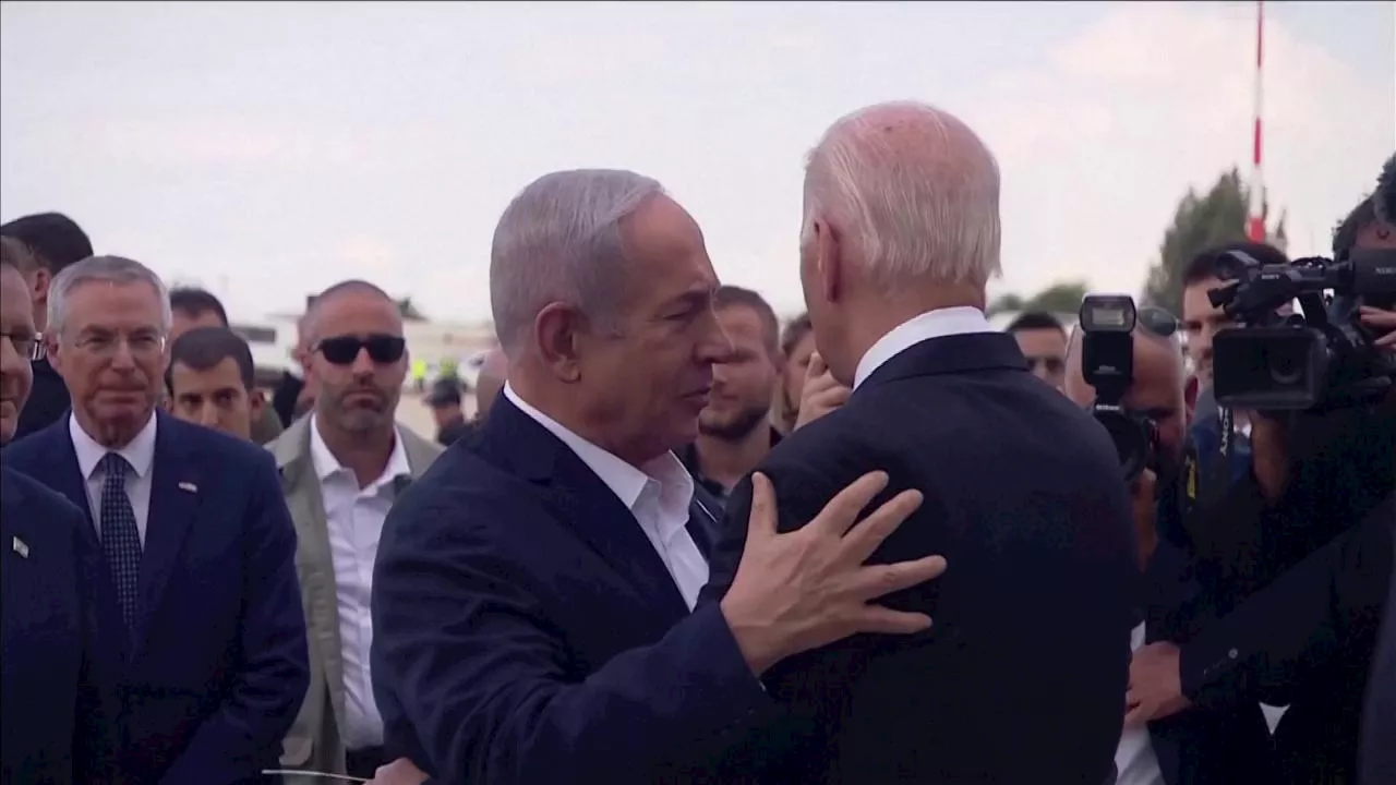 Joe Biden atterrato a Tel Aviv: l'abbraccio con il premier israeliano Netanyahu