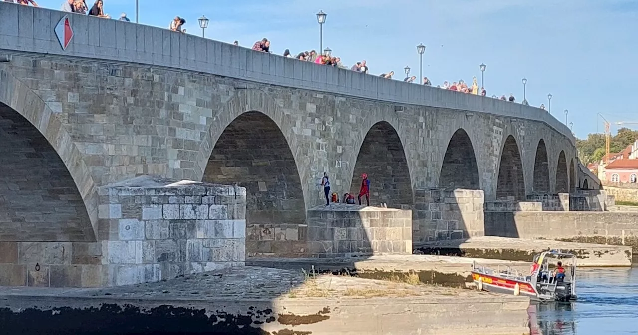 Mann von Brücke in Regensburg gestoßen: Polizei schaltet Upload-Portal frei