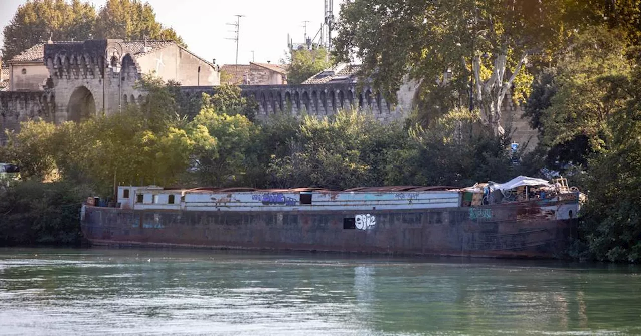 À Avignon, la péniche oubliée depuis 20 ans sur le Rhône irrite le voisinage